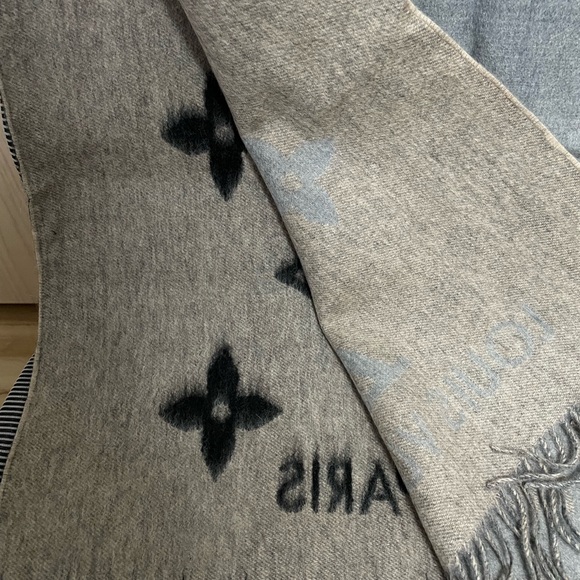 LV Reykjavik Gradient Scarf - Picture 5 of 8